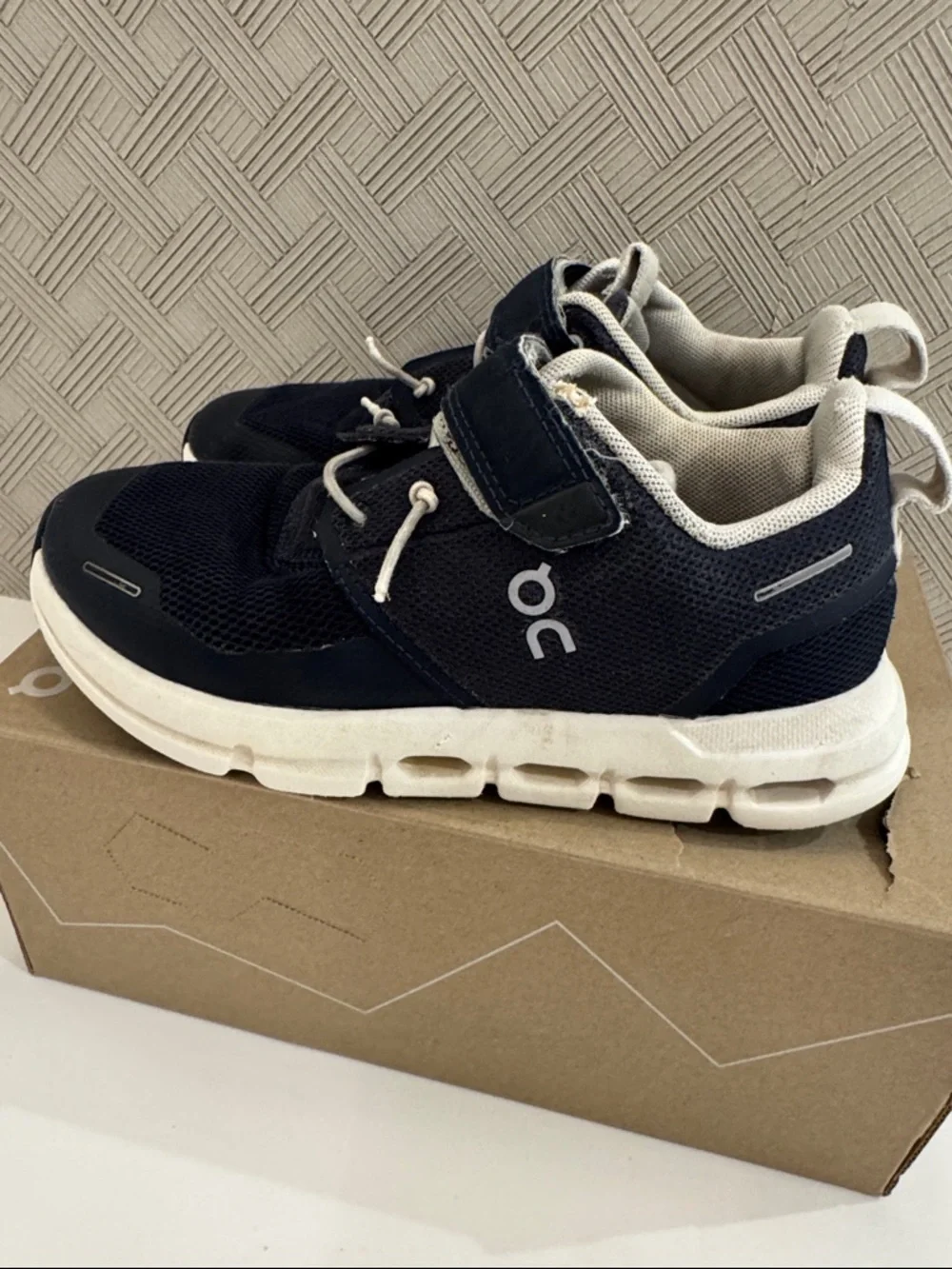 On Running Cloud Play sneakers (Little Kid) Color: MIDNIGHT/WHITE size 12.5 - Picture 8 of 12